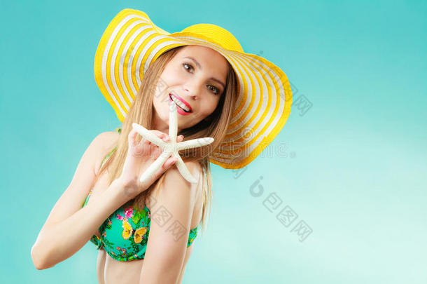 女人采用黄色的帽子hold采用g白色的壳