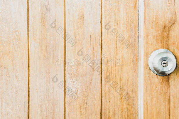 典型的木制的背景门和门球形把手和复制品空间