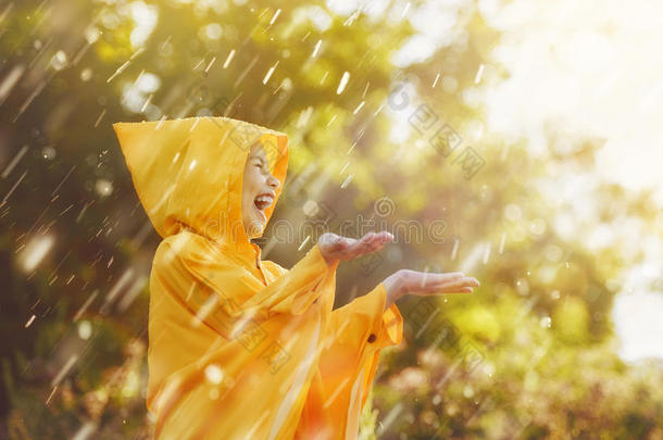 小孩在下面秋雨