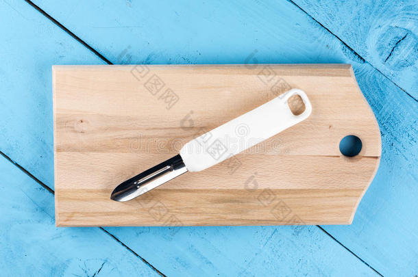 平的放置成果和蔬菜剥皮刀向指已提到的人木制的板