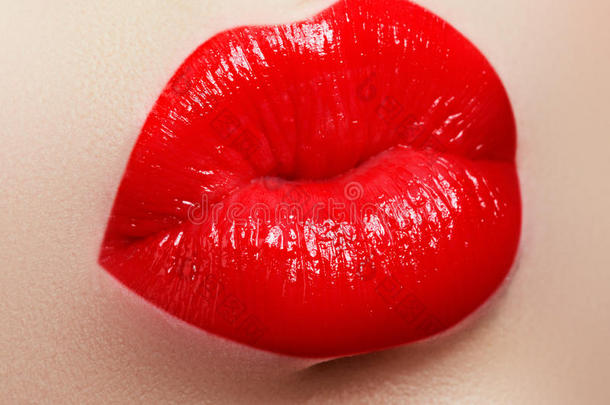 美容品和化妆.红色的嘴唇光彩和嘴唇stick.时尚嘴唇妈