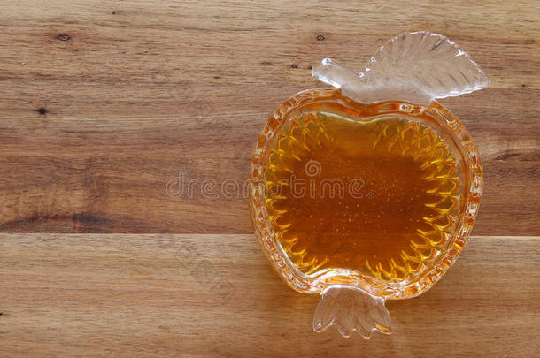 蜂蜜向木制的背景.罗什哈沙纳&字母x28;犹太人的新的年