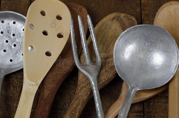 木制的餐具和铸造铝餐具向乡村的木制的表