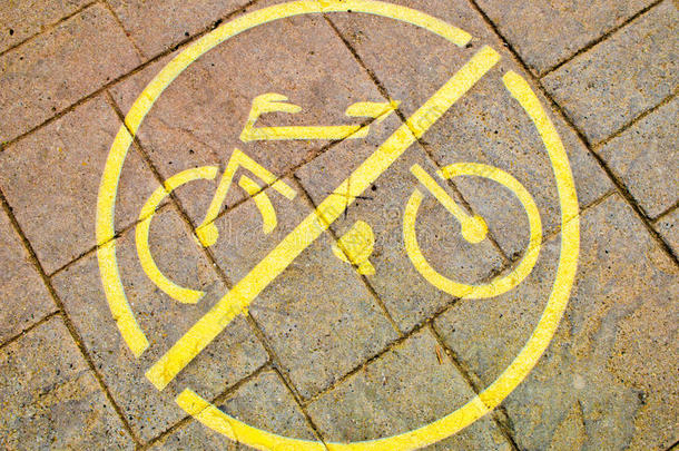 黄色的`不自行车`象征向人行道