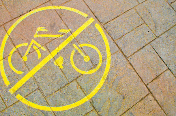 黄色的`不自行车`象征向人行道