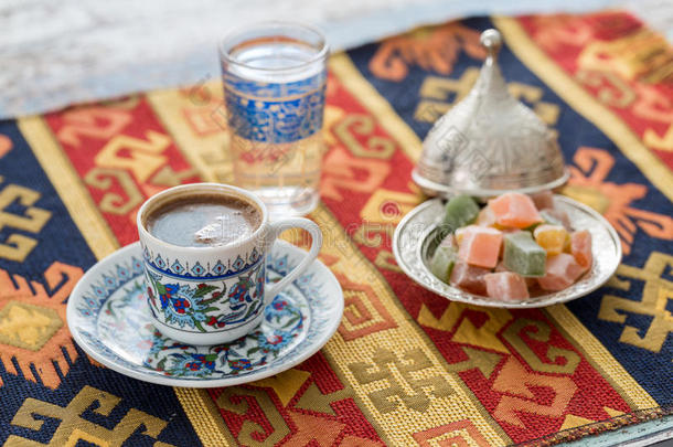 土耳其的咖啡豆和玻璃关于水和土耳其的快乐