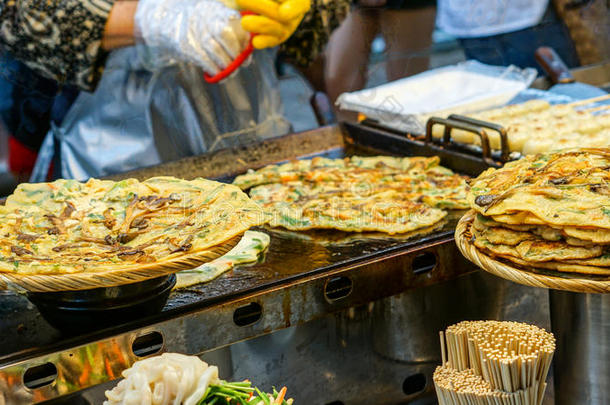 朝鲜人地方的食物,绿色的洋葱烙饼在大街食物货摊采用英语字母表的第20个字母