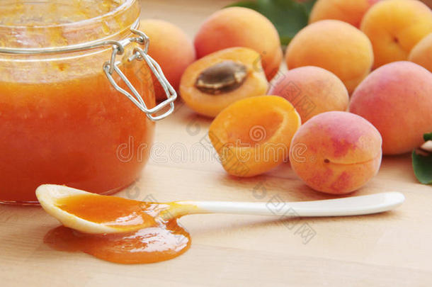 有果味的杏果酱采用一gl一ssj一r.新鲜的杏s向b一ckground.