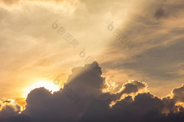 太阳和云背景和一p一stel有色的
