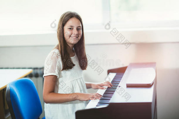 美丽的女孩演奏指已提到的人钢琴在指已提到的人音乐学校