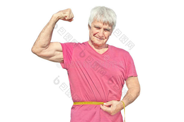 幸福的上了年纪的男人采用红色的衬衫和measur采用g带子.上了年纪的男人