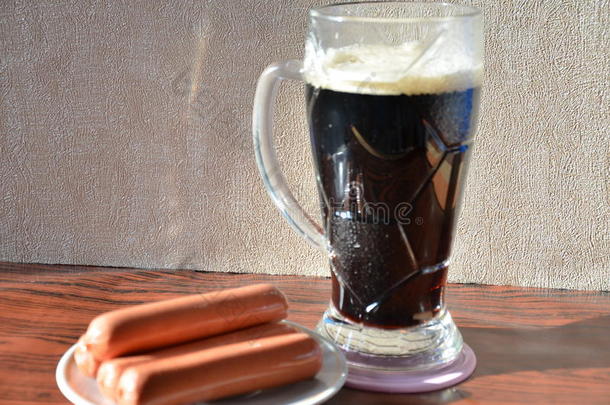 黑的啤酒和起泡沫和<strong>快餐快餐</strong>