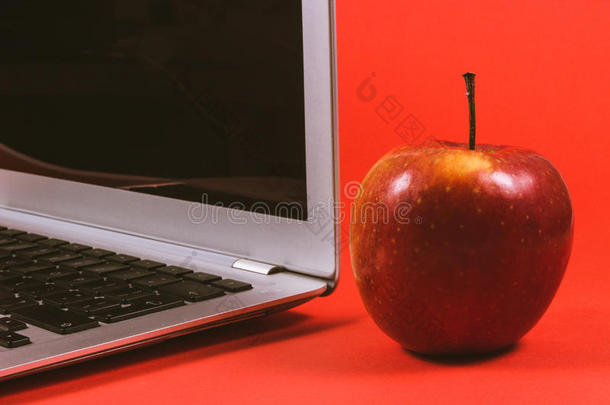 现代的便携式电脑计算机向红色的背景.
