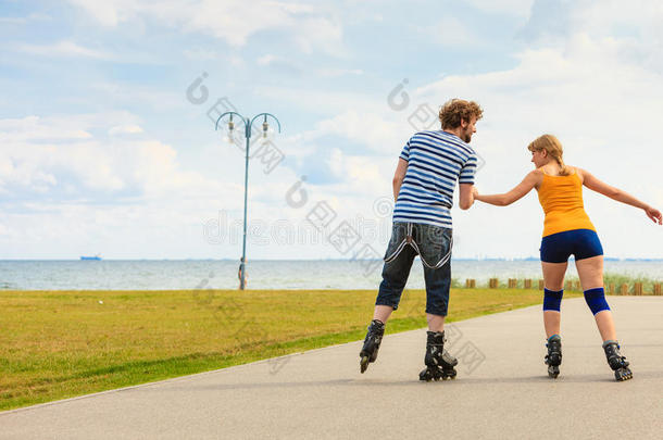 年幼的对向滚筒溜冰鞋骑马在户外