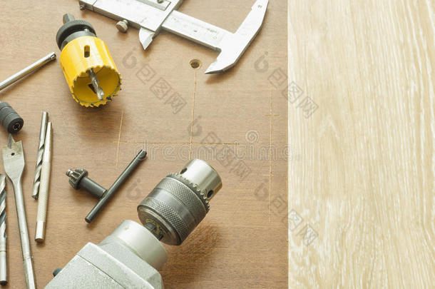 工具为演练洞采用木材和金属