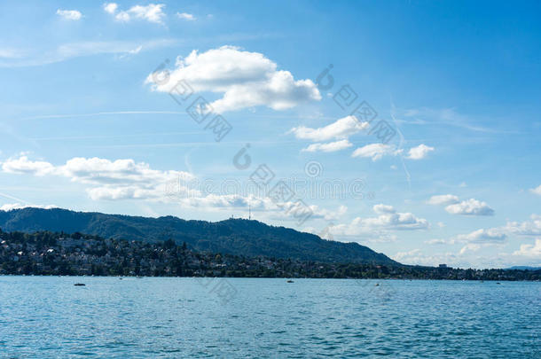 湖水看法和都市的城市地区和山和蓝色天