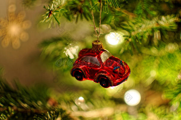 小的<strong>红色</strong>的<strong>汽车</strong>小玩意向圣诞<strong>节</strong>树.圣诞<strong>节</strong>decorati向.