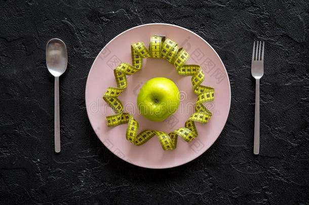 减食疗法日常饮食.苹果在pl在e和量带子向黑的后面
