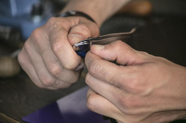 皮制造商和功用刀将切开接缝向皮