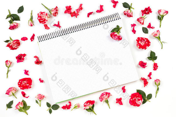 敞开的纸笔记簿和玫瑰框架.平的放置,顶看法