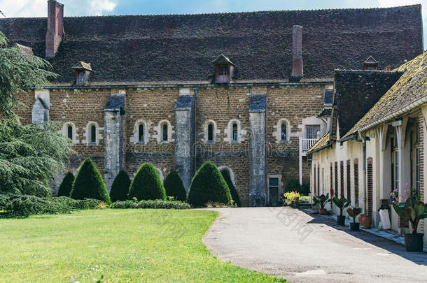 修道院采用法国庞蒂尼,指已提到的人以前的西多会的修士修道院采用法国,