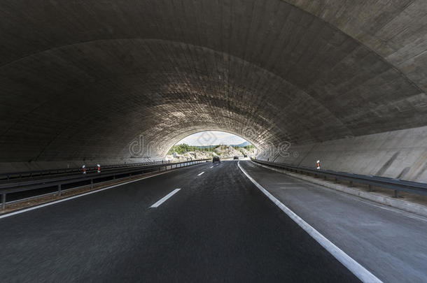 路采用一地下的隧道.