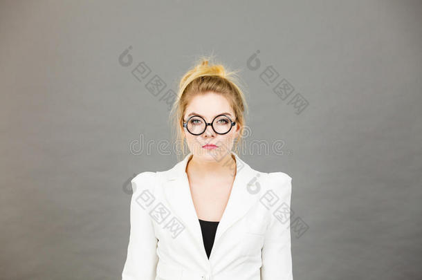 无聊的聚焦的大学女人教师使人疲乏的眼镜