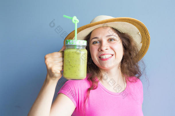 有机的食物.健康的吃女人喝饮料新鲜的生的绿色的引爆