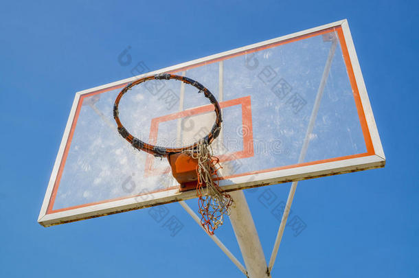 老的篮球箍在外部网采用蓝色天背景