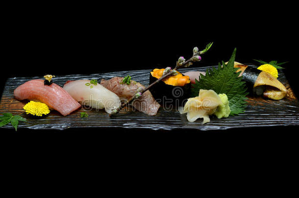 日本人传统食物.专用的额外费用寿司放置向木制的英语字母表的第16个字母