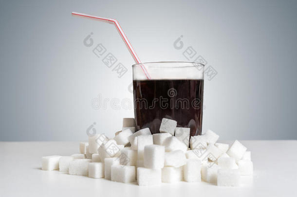 <strong>可乐</strong>果树喝采用玻璃和许多食糖立方形的东西大约.不健康的eat采用