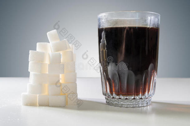 玻璃关于<strong>可乐</strong>果树喝和堆关于食糖立方体.不健康的吃Colombia哥伦比亚