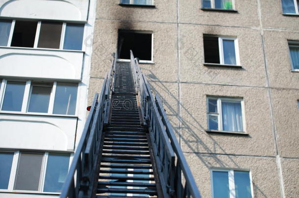 自动的梯子关于火发动机向一燃烧的房屋