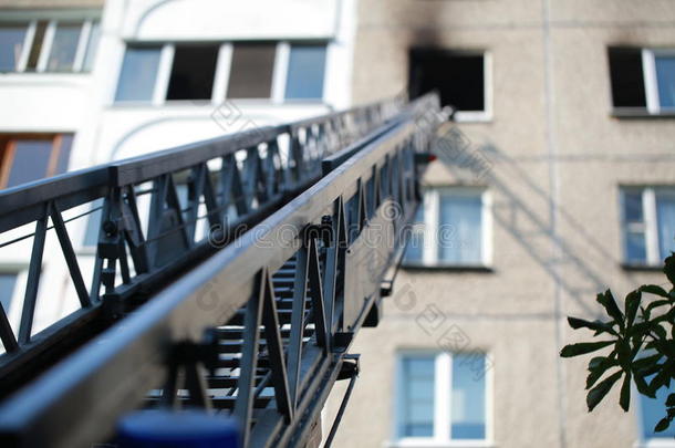 自动的梯子关于火发动机向一燃烧的房屋