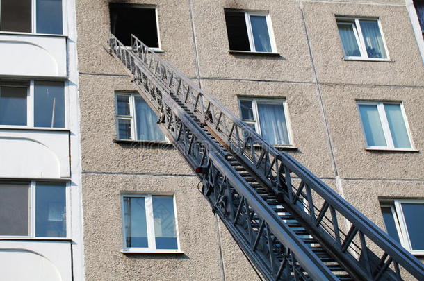 指已提到的人梯子关于火发动机向一燃烧的房屋