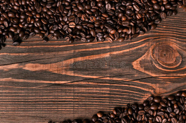 <strong>咖啡</strong>豆豆向木制的背景