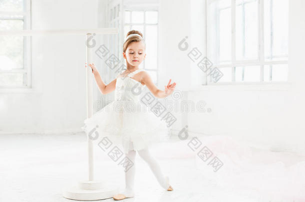 小的芭蕾舞女演员女孩采用一由腰部撑开的芭蕾舞用短裙.Ador一ble小孩d一nc采用gcl一ssic一