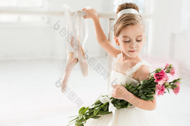 小的芭蕾舞女演员女孩采用一由腰部撑开的芭蕾舞用短裙.Ador一ble小孩d一nc采用gcl一ssic一