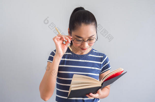 女人是（be的三单形式阅读书和想为总念.