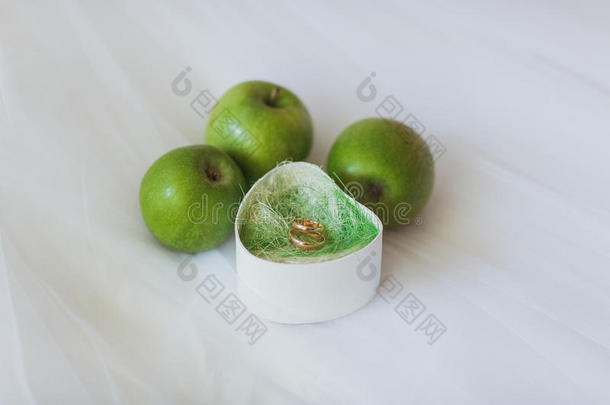 婚礼戒指采用指已提到的人盒式录音带在近处绿色的苹果