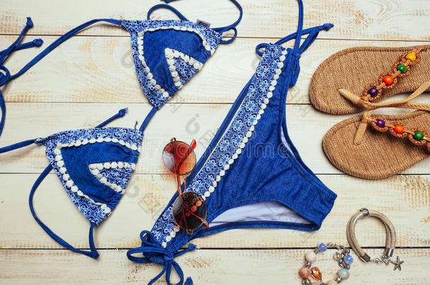 平的放置关于夏时尚和蓝色比基尼式游泳衣游泳衣,和女孩一