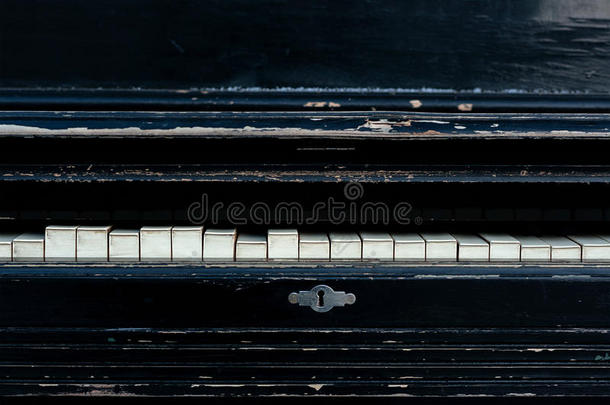 酿酒的老的钢琴.穿旧的钢琴调.黑的钢琴.