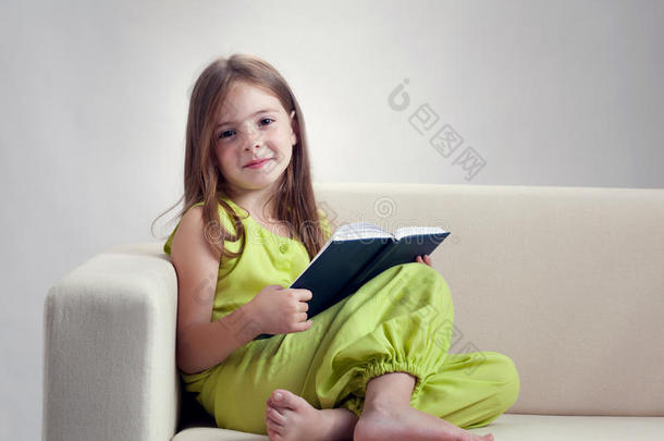 美好女孩阅读书向沙发