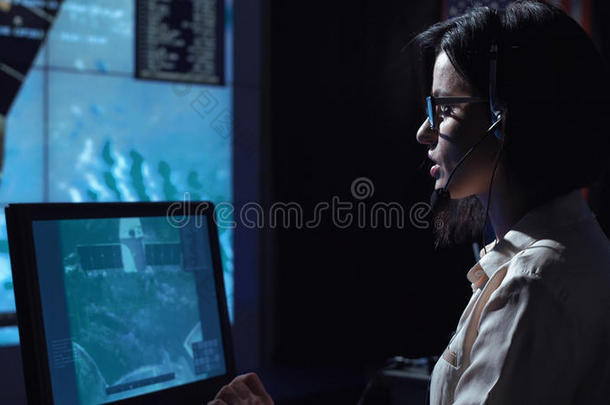 女人在计算机采用飞行控制中心