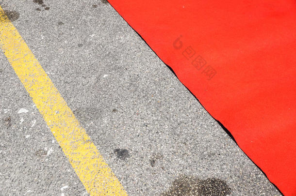 红色的地毯入口详述向沥青路