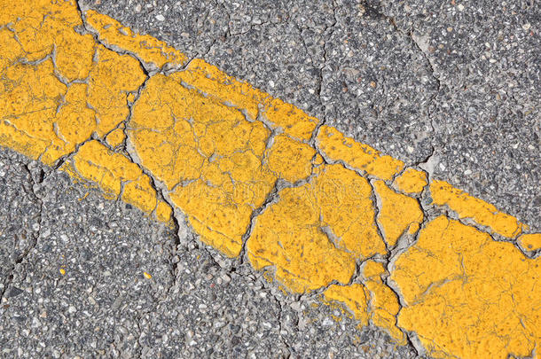 沥青路质地和黄色的条纹
