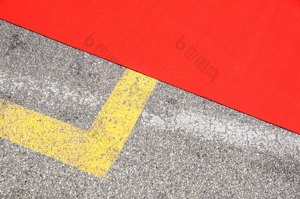 红色的地毯入口详述向沥青路
