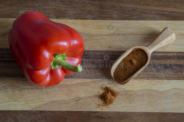 关在上面完美的红色的甜的胡椒和香料胡椒采用小的令马停住的声音