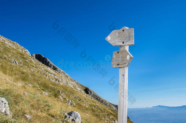 木制的徒步旅行跟踪符号和风景优美的看法