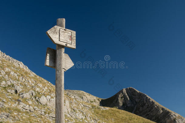 木制的徒步旅行跟踪符号和风景优美的看法